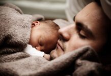 dormire con la luce accesa